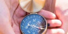 كيف استخدم البوصلة لتحديد القبلة؟ 2026